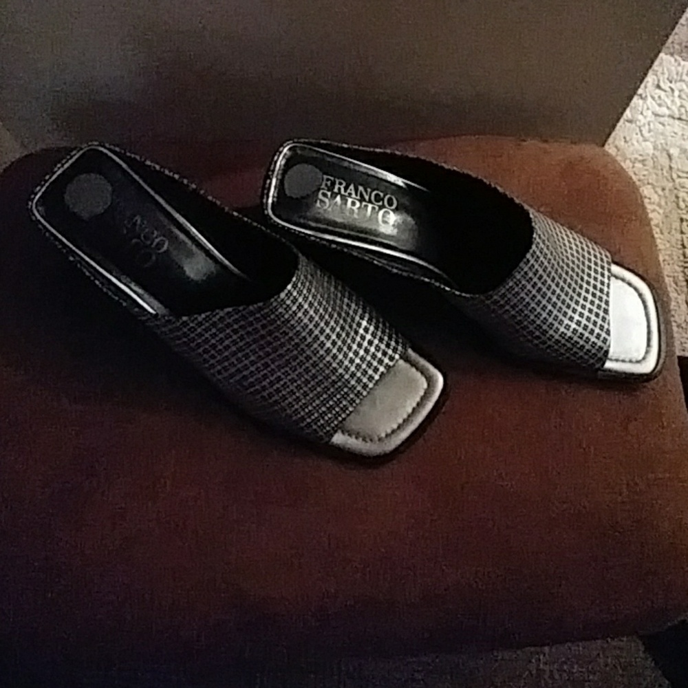 Sandles